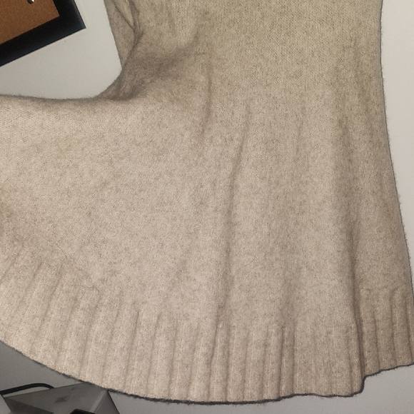 Banana Republic Cream V-Neck Sweater Dress with Ribbed Texture Sleeve - Picture 4 of 7